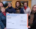 Bild: le
500 Euro aus der Kasse des Katholischen Seniorenkreises bilden den Grundstock für eine hoffentlich noch viel größere Spende an Lesya Singer vom Schönseer Ukraine-Hilfsverein. Von links: Vroni Bauer, Brigitte Beer, Christa Riebl, Karin Rast, Anita Gailitzdörfer und Leiterin Marlene Noetzel.