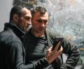 Archivbild: Efrem Lukatsky/dpa
Vitali Klitschko (rechts), Bürgermeister von Kiew und ehemaliger Box-Profi, und sein Bruder Wladimir Klitschko, ebenfalls ehemaliger Box-Profi, schauen auf ein Smartphone im Rathaus in Kiew. Ein Film über die Brüder wird im Cineplex Amberg gezeigt.