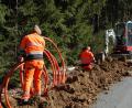 Bild: sm
Die Arbeiten für die Verlegung der Glasfaserleitungen zur Erschließung des Haberlandes haben bereits begonnen. Unser Bild zeigt ein Verlege-Team in der Nähe von Klobenreuth. Bild: sm