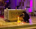 Bild: njn
Vor dem Altar platzierten die Gläubigen Friedenslichter.