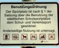 Bild: R. Kreuzer
Mit solchen Schildern regelt die Stadt die Benutzung des Realschulsportplatzes.