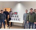 Bild: bö
System-Trenner als Zusatzausstattung für die Feuerwehren im Gemeindegebiet übergibt Bürgermeister Florian Junkes (Dritter von links) an die Kommandanten.