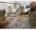Bild: mad
Bürgermeister Maximilian Beer hat Fotos angebracht, damit man einen Eindruck von den Schäden bekommt, die zur Sperrung der Brücke geführt haben.