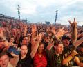 Archivbild: Thomas Frey/dpa
Musikfans jubeln auf dem Gelände des bislang letzten Festivals "Rock am Ring" 2019.