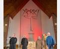 Bild: Markus Pleyer/exb
Markus Pleyers Fastentuch erntete großes Lob. Im Bild (von links) Diakon Frater Thomas, Markus Pleyer, Manuela Butz vom Familien-Gottesdienst-Team und Kirchenpfleger Günter Schießl.