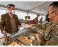 Bild: Armin Weigel/dpa
Markus Söder (CSU), Ministerpräsident von Bayern, reicht einem US-Soldaten ein Weißwurstfrühstück.