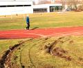 Bild: R. Kreuzer
Die Grasfläche ist aufgewühlt, und dadurch ist auch die Laufbahn verschmutzt. Die Reifenspuren stammen allerdings von einem städtischen Lastwagen, der beim Abtransport von Grüngut im feuchten Rasen steckengeblieben ist.
