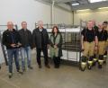Bild: ige
Das Aufbauteam mit Schulleiterin Sabine Fersch (Vierte von links) und Landrat Richard Reisinger (Dritter von rechts) an der Spitze steht - die Bettenkapazitäten in den Hallen wachsen heran.