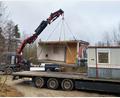 Bild: vsr
Bereits Ende vergangenen Jahres hat die Gemeinde zwei gebrauchte Container aus Flossenbürg erworben, die zusammengesetzt den neuen Jugendraum ergeben. Mit einem 25 Tonnenkran wurden die Container verladen und nach Krummennaab transportiert.