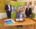 Bild: bk
Freudige Gesichter bei der Unterzeichnung des Kooperationsvertrags mit Glasfaser Direkt im Rathaus (von links): Jürgen Hernichel, Bürgermeister Uwe König und Markus Jobst.