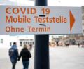 Bild: Bernd Thissen/dpa
Der Weg zu einer Mobilen Teststelle auf Covid-19 ist in der Dortmunder Innenstadt ausgeschildert.