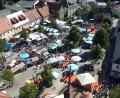 Archivbild: lnz
Im Juli 2015 gab es zuletzt ein Bürgerfest in Mitterteich. Der planmäßige Termin 2020 wurde coronabedingt zunächst auf 2021 und später auf 2022 verschoben. Das Archivfoto, geschossen vom Kirchturm aus, zeigt das Festtreiben am 26. Juli 2015.