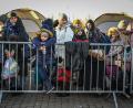 Bild: Laurel Chor/SOPA Images via ZUMA Press Wire/dpa
Ukrainische Flüchtlinge warten darauf, am Grenzübergang Medyka in Polen in Busse einzusteigen.