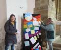 Bild: jzk
„Beten für den Frieden“ war das Thema für Kathrin Karban-Völkl und Waltraud Müller (von links) bei der Gestaltung der Stellwand in der Stadtpfarrkirche.