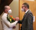 Bild: mfh
Hans-Martin Grötsch, der stellvertretende Landesvorsitzende der Freien Wähler Bayern (rechts) sowie Kreis- und Marktrat, überbringt auch Glückwünsche von Hubert Aiwanger an Jörk Kaduk, den künftigen Bürgermeister Königsteins.