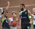 Archivbild: A. Schwarzmeier
Sebastian Fritsch (am Ball) war erneut einer der Leistungsträger der Neustädter Regio-Basketballer.