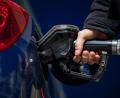 Symbolbild: Marijan Murat/dpa
Ein Kunde füllt seinen Tank mit Diesel-Kraftstoff. Die Spritpreise sind seit drei Tagen nicht mehr gestiegen.