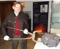 Bild: e
Museumsleiter Martin Schreiner hat das neue Veranstaltungsprogramm für 2022 präsentiert. Die erste Ausstellung "Köhler, Schmelzer, Schmiede" befasst sich mit den Erkenntnissen und Wissen zur frühen Eisengeschichte Ostbayerns.