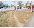 Bild: e
Statt den ungefährlichen und asphaltierten Radweg zur Überquerung der Sebastian-Kneipp-Straße zu benutzen, fahren viele Radfahrer geradeaus über den „Trampelpfad“ in die Straße ein und stehen direkt vor rechts abbiegenden Fahrzeugen.