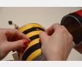 Bild: aja
Für die Tierbeinchen einfach sechs Fäden an die Insekten-Dose binden.