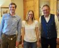 Bild: FMU
Die Geschwister Eva Haberl und Benjamin Karg (links) sorgen beim Heimatkundlichen Stammtisch in Erlheim für sprachliche Schmankerl aus dem Südwesten der Oberpfalz. Heimatpfleger Josef Schmaußer (rechts) freut sich über den "frischen Wind“, den die beiden in den Heimatkundlichen Stammtisch der Gemeinde Ursensollen hineintragen.