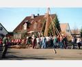 Archivbild: ld
Unter großer Beteiligung der Bevölkerung wurde 1997 der erste Maibaum aufgestellt.