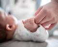 Symbolbild: Fabian Strauch/dpa
Ein Baby greift nach dem Finger der Mutter: 633 Geburten in einem Jahr bestätigen den leichten Aufwärtstrend im Landkreis Tirschenreuth.