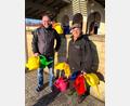 Bild: ffz
15 neue Fünf-Liter-Kannen helfen nicht nur beim Gießen, sondern machen die Wasserstelle auch bunter. Friedhofswärter Bruno Murr (rechts, mit Benny Walberer) freut sich über die Spende.