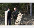 Bild: Julian Beer/exb
Die klimafitten Pflanzen und den ökologischen Einzelschutz erhalten die Initiatoren von Matthias Baumgartner von der WBV Oberviechtach. Die Waldvorbereitung und Pflanzung übernimmt das Team von Forst Eibenstein mit Organisator Jürgen Donhauser.