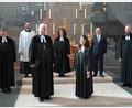 Bild: gac
Nach der Einsegnung demaskierten sich die Beteiligten für das Pressefoto (von links): Pfarrer Roland Kurz (Christuskirche Sulzbach-Rosenberg), Kaplan Lucas Lobmeier (St. Marien Sulzbach-Rosenberg), Regionalbischof Klaus Stiegler, Pfarrerin Patricia Hermann, Pfarrerin Rebecca Scherf (Amberg Erlöser), Georgios Vlantis (Geschäftsführer Arbeitsgemeinschaft Christlicher Kirchen Bayern) und Pfarrer David Scherf (Amberg Erlöser).