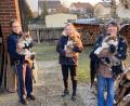 Bild: Polizei Schwandorf/exb
Ivonne Nöff und Jaqueline Schinabeck (von rechts) entdeckten die fremden Hundewelpen in ihrem Garten. Polizeibeamtin Vanessa May half dabei, sie wieder zu ihrem "Herrchen" zu bringen.