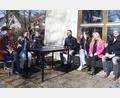 Bild: mfh
Über die Lage der Flüchtlinge informierten (von links) Maria Kustus, Praktikantin Alise Andrejeva, Iwan Kustus, Bürgermeister Peter Achatzi, Klassenleiterin Elena Pilhofer, Schulleiterin Birgit Molitor und Thomas Matthalm als Koordinator der Neukirchener Hilfsgemeinschaft.