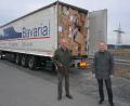 Bild: jr
Ein 40-Tonner, voll beladen mit Hilfsgütern, startete Montagmittag von Mitterteich aus nach Lwiw/Lemberg in der Westukraine. Willibald Kreger (links) begleitet dabei den ukrainischen Fahrer. Mit im Bild Paul Brysch, dessen Aktion „Konvoi der Menschlichkeit“ die Fahrt unterstützt.