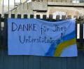 Bild: jr
Dieses Plakat hängt derzeit beim Benefizium in Konnersreuth. In der Notunterkunft im nahen Fockenfeld sind in diesen Tagen die ersten Flüchtlinge aus der Ukraine untergebracht worden.