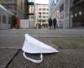 Bild: Karl-Josef Hildenbrand/dpa
Eine FFP2 Maske liegt in der Münchner Innenstadt auf der Straße.