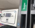 Bild: upl
Hier wird am Montagmittag in Nabburg gerade Super E10 getankt. Der Euro-Zähler schnellt nach oben. Für 15 Liter sind bereits mehr als 33 Euro zu bezahlen.