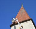 Bild: oe
In luftiger Höhe direkt unterm Kreuz hat der Sturm an der Frauenkirche in Ammerthal Schäden hinterlassen, die nun ausgebessert werden.