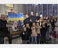Bild: Petra Hartl
Dieses Motiv ist sinnbildlich für die aktuelle Zerrissenheit der Ukraine. Auf dem Foto sind neben dem Künstler Piotr Chamczyk (links neben dem Bild) und Seelsorger Maciej Kolanowski einige der Ministranten und Gruppenleiterinnen zu sehen, die am Sonntag bei ihrem Kuchenverkauf 1140 Euro eingenommen haben.
