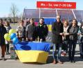 Bild: wro
Aus den Händen von Marion Schildknecht (Dritte von rechts) nahm Thomas Plank, Leiter des Arbeitskreises Asyl (Fünfter von rechts), 500 Euro vom Pfarrgemeinderat für die Ukrainehilfe Wiesau entgegen. Begleitet wurde Schildknecht von weiteren Mitgliedern des Gremiums. 800 Euro aus einer Sammelbüchsen-Aktion auf dem Rewe-Parkplatz steuerten Michael Dutz (links) und Oliver Zrenner (Fünfter von links) bei.