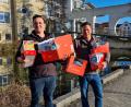 Bild: Landratsamt Bayreuth/exb
Schneidermarkt-Geschäftsführer Patrick Schneider (rechts) liefert mit einem seiner Mitarbeiter die Waren für die Willkommenspakete an. Die Pakete sind für Geflüchtete aus der Ukraine gedacht.