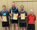 Bild: fv
In der Herren-A-Klasse siegen (von links): Michael Wagner, Philipp Amann und Johannes Birner. Sportwart Josef Lang gratuliert.
