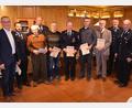 Bild: bö
Die Feuerwehr Rieden ehrt langjährige Mitglieder für ihre Treue (von links): Bürgermeister Erwin Geitner, Zweiter Kommandant Tobias Haas, Karl Fischer, Vorsitzender Martin Eichenseer, Albert Lautenschlager, Georg Reindl, Martin Hofmann, Kurt Zittlau, Kreisbrandmeister Jürgen Ehrensberger und Kreisbrandinspektor Hubert Bloedt.