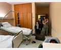 Bild: Völkl
Bett, Tisch, Stühle und ein Bad: 62 Geflüchtete sind in stillgelegten Krankenzimmern der Asklepios-Klinik in Oberviechtach untergebracht.