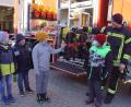 Bild: mmj
In Gruppen aufgeteilt, wurde den Schulkindern die Ausstattung der Feuerwehr erklärt.
