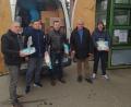 Bild: exb/Neue Zeiten
Arkadiy Voloshyn (links), der ukrainische Fahrer Sergej Iwanow (Zweiter v. links) und Waldemar Hock (Mitte) stehen vor dem vollgepackten Bus, der Spenden in die Ukraine bringt.
