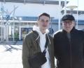 Bild: Gabriele Schönberger
Roman (links) vor der Stadthalle Neustadt, die ihm zunächst als Notunterkunft diente. Gerhard Eismann und seine Familie haben den jungen Ukrainer bei sich aufgenommen.