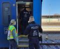 Symbolbild: Bundespolizei
Einsatzkräfte kontrollieren einen Zug aus Prag.