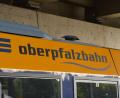 Bild: Bundespolizei/exb
Ein Zug der Oberpfalzbahn wurde großflächig mit Graffiti beschmiert.