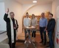 Bild: fvo
Pfarrer Norbert Götz segnete die Logopädie-Räume von Jakob Ertl (Zweiter von links); mit dabei waren seine Freundin Julia, Papa Martin und Bruder Lukas.