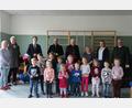 Bild: Pfarrei Oberviechtach/exb
Bischof Rudolf Voderholzer und Regionaldekan Holger Kruschina (Mitte links) besuchten bei der Abschlussvisitation des zum 1. März aufgelösten Dekanats Neunburg-Oberviechtach den Landkindergarten Pullenried. Auch Dekan Alfons Kaufmann (rechts), Bürgermeister Rudolf Teplitzky und Kirchenverwaltungsmitglied Maria Hummer (Zweite von links) wurden von Leiterin Christa Welnhofer (Dritte von rechts) und den Kindern herzlich begrüßt.